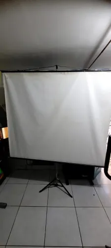Vendo Tela de projeção com tripe 1,80 por 1,60, leve para onde quiser ver seus filmes. 