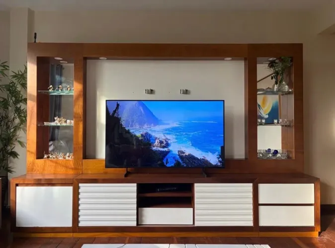 Rack de madeira com painel para TV (3 metros)