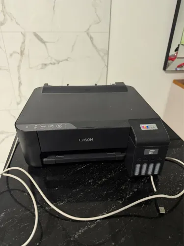 Impressora Epson L250 com tanque de tinta integrado.