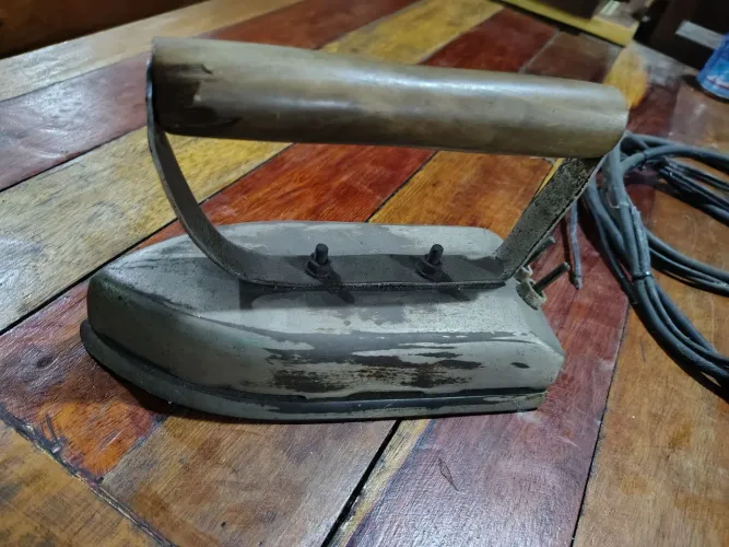 Ferro de passar antigo *antiguidade*