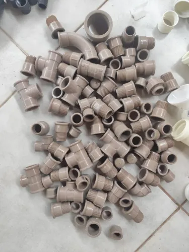 Tê de PVC. Conexões soldáveis de PVC marrom