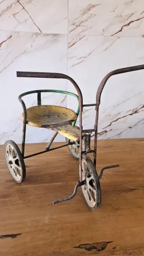 Triciclo antigo de ferro