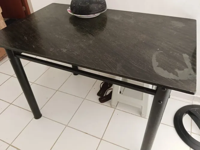 Mesa de Cozinha com Tampo de Pedra e Estrutura de Ferro (Desapego)