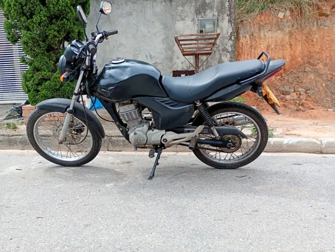 Fan 125, partida pedal, freio a disco. 
