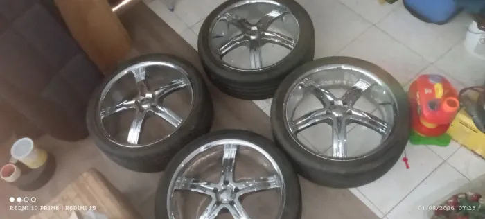 Roda aro 22 114x5 cromada 4 pneus (2 meia vida 2 bons
