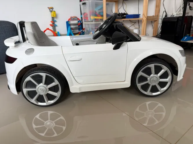 Carrinho elétrico infantil Audi 12V