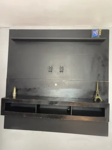 Vendo painel grande e moderno com nichos para tv