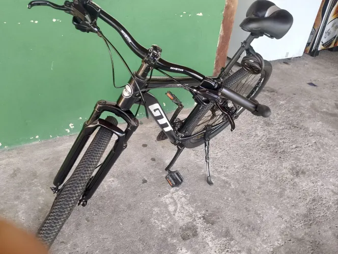 Bicicleta com freios hidráulicos GTI e jogo de tração toda Shimano