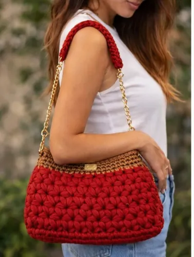Bolsa em crochê, confeccionada em fio de malha