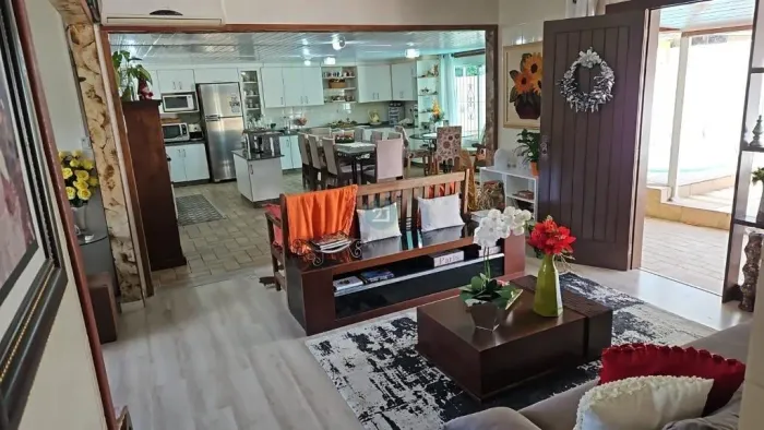 Alugo Casa mobiliada no Rio Tavares, Florianópolis: Com 04 quartos, 09 vagas para garagem