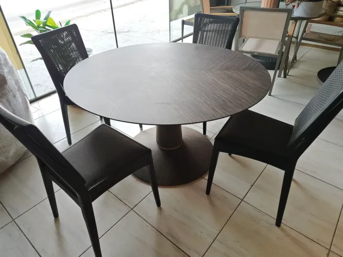 Mesa de jogos com 4 cadeiras