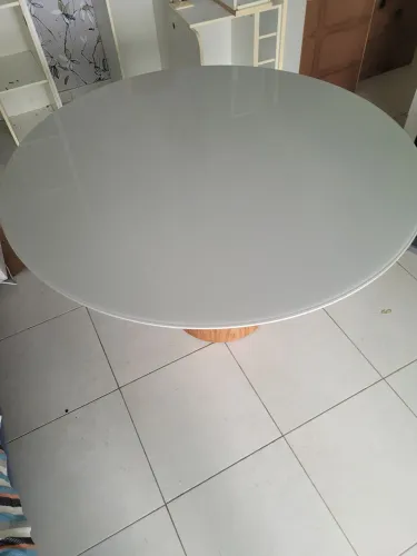 Mesa de jantar sem uso.
