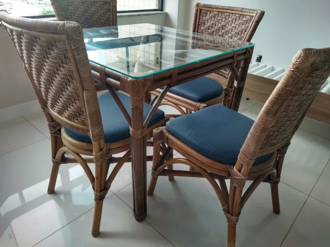 Mesa de vime com cadeiras