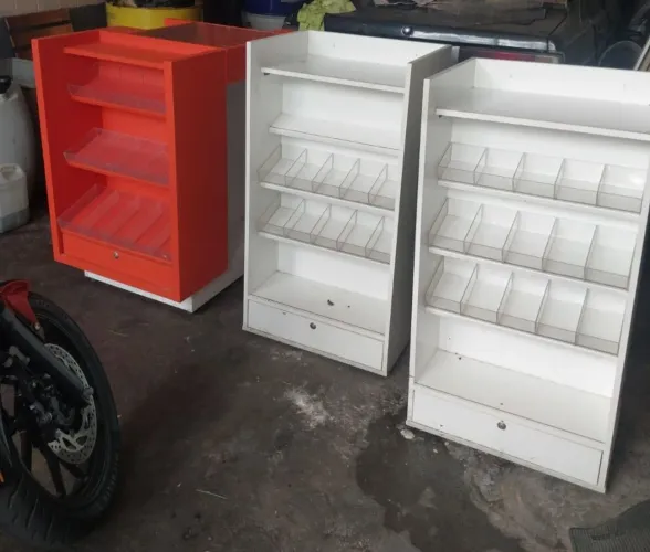 Vendo balcão expositor em excelente estado de conservação. Cada um por R$250,00.