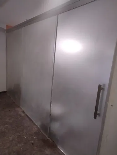 Porta de vidro e divisória 