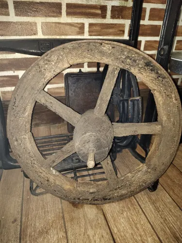 Roda madeira antiga