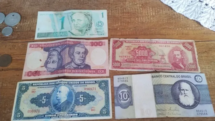 Moedas e cédulas para colecionador