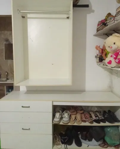 roupeiro/guarda-roupa aberto, tipo closet