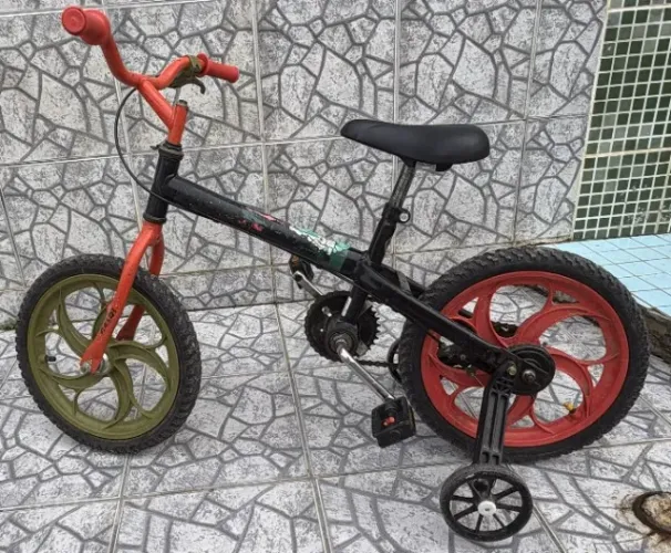 Vendo Bicicleta Infantil (Com Rodinhas Auxiliar).