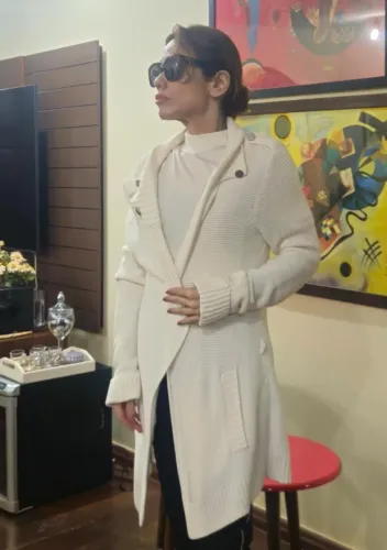 Cardigan Calvin Klein branco de tricô com gola ampla e detalhes de botões nos ombros