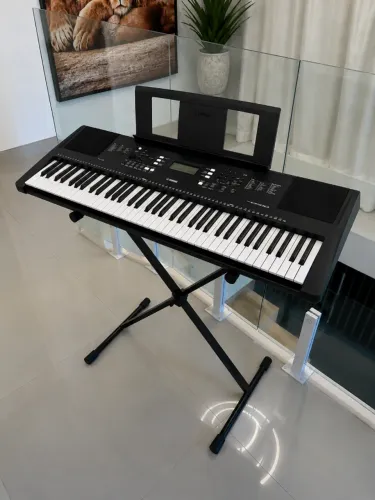 Teclado musical Yamaha PSR EW300 + Suporte de chão + Suporte de partitura + Pedal sustain