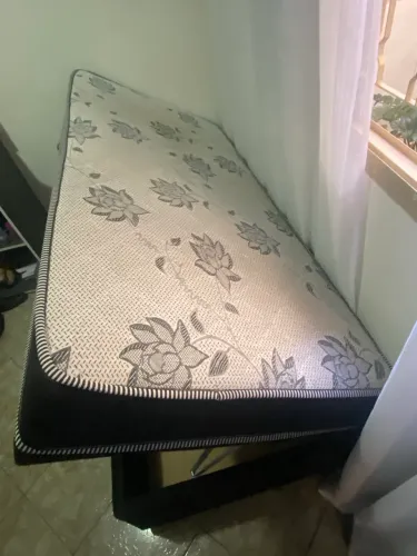 Cama de solteiro com baú