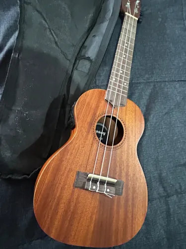 Ukulele strinberg uk06 concert elétrico