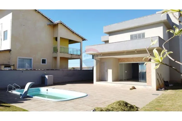 Casa de frente para a praia com 4 dormitórios, suíte, piscina e ótimo quintal.