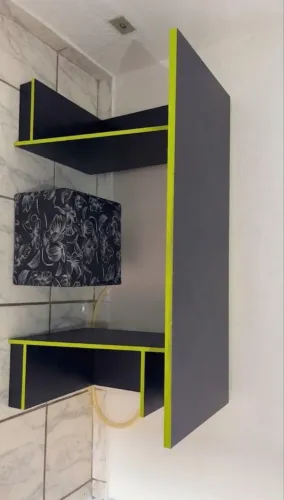 Mesa para Estudo / Escrivaninha Gamer Preta com Detalhes Verde Limão (Com Prateleiras)