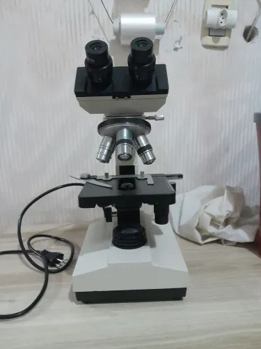Microscópio Binocular Profissional 1600x (Usado) + Kit de utensílios de laboratório