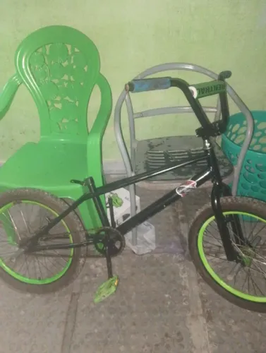 Um bike BMX aro 20 seminova