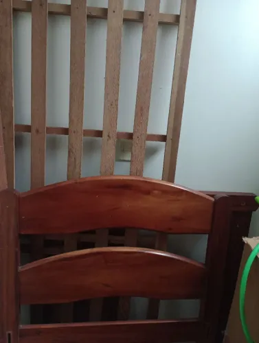Cama de madeira solteiro