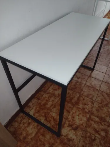 Mesa estilo industrial com MDF