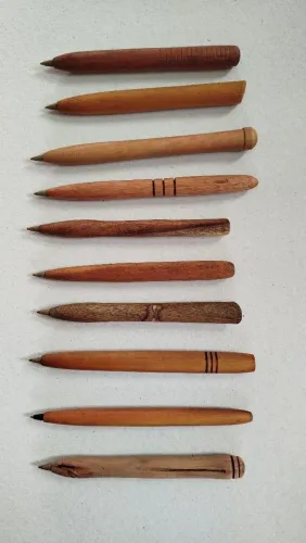 Caneta torneada artesanalmente, madeiras variadas, carga de Bic