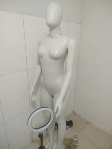 Manequim feminino com base *