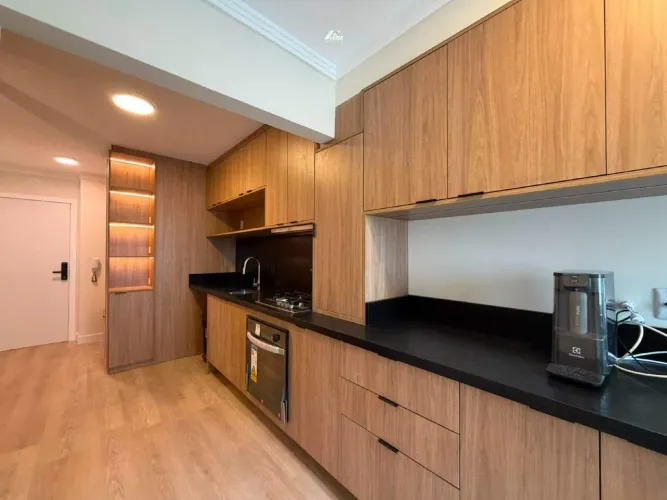 Apartamento com 03 quartos reformado e semimobiliado na Praia Brava em Itajaí.