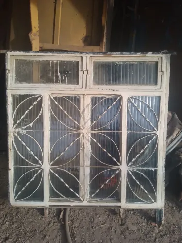 Vendo janela com vidro medida 1/1. Aceito oferta Buscar no local