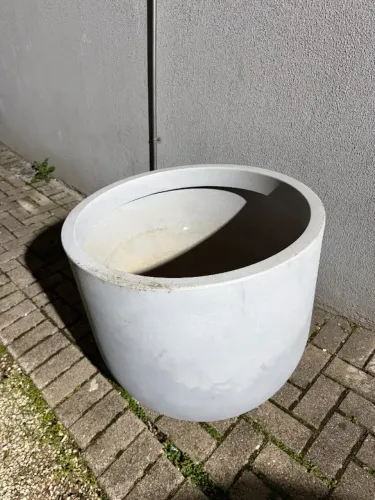 Vaso redondo de polietileno cor cimento queimado.