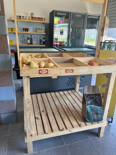 Expositor de verduras e carvão