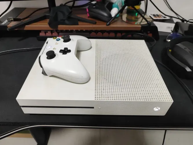 XBOX ONE S 1TB COM GHOST RECON WILDLANDS (Midia física)