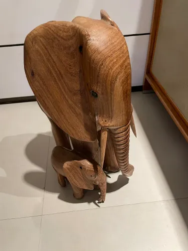 Escultura elefante mãe e filhote de madeira maciça