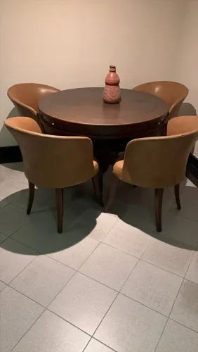Mesa de jogos em madeira maciça com 4 Cadeiras em bom estado. 