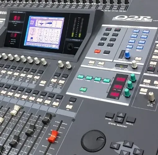 Mesa de som digital Yamaha 02R versão 2