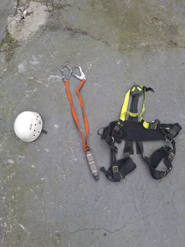 Kit trabalho em altura cinturão leal, talabarte e capacete altiseg