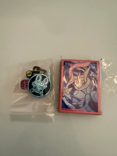 Sleeves mega greninja + dados + moeda lacrados