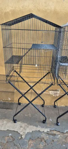 Gaiola com Suporte Elevado (5 Meses de Uso)