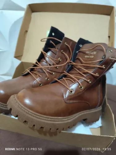 Bota em courino
