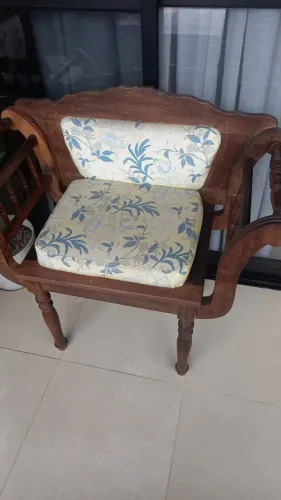 Conjunto cadeiras e namoradeira estilo colonial