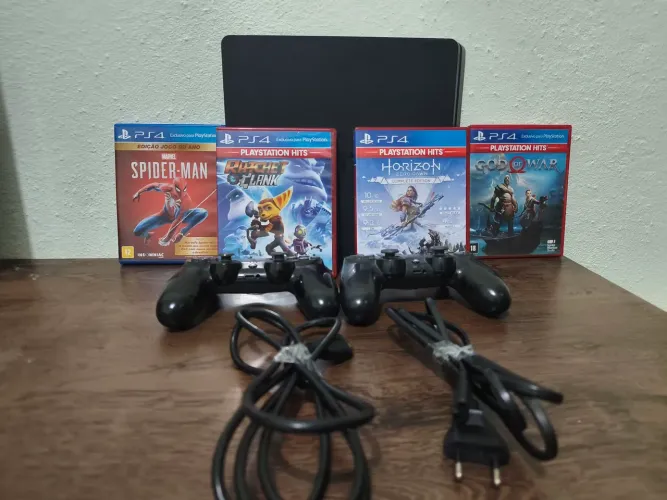 BAIXOU PRA R$ 1.499 HOJE! PS4 Slim 1TB + 2 Controles + 4 Jogos Top | Testa na Hora