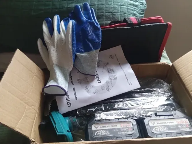 Kit mini motosserra elétrica portatil sem fio.
